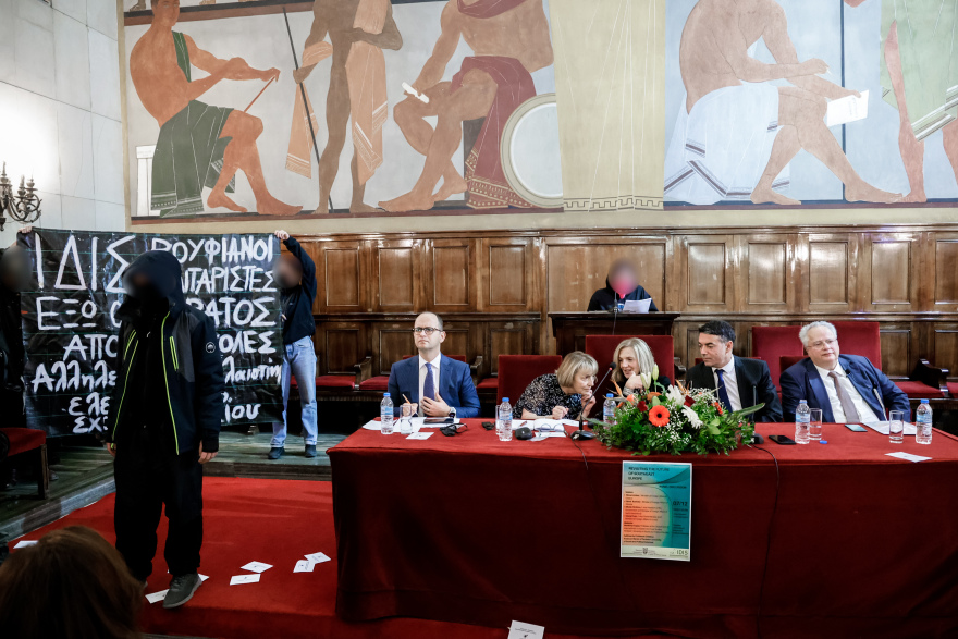 Απρόοπτο σε συζήτηση με Κοτζιά, Ντιμιτρόφ, Μπουσάτι στο Πάντειο - Αναρχικοί εισέβαλαν στην αίθουσα