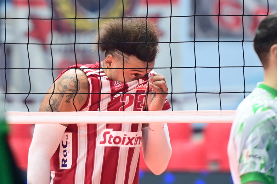 Οι γιατροί δίνουν μάχη για να κρατήσουν ζωντανό τον αστυνομικό που τραυματίστηκε από ναυτική φωτοβολίδα - Παραμένει στο χειρουργείο