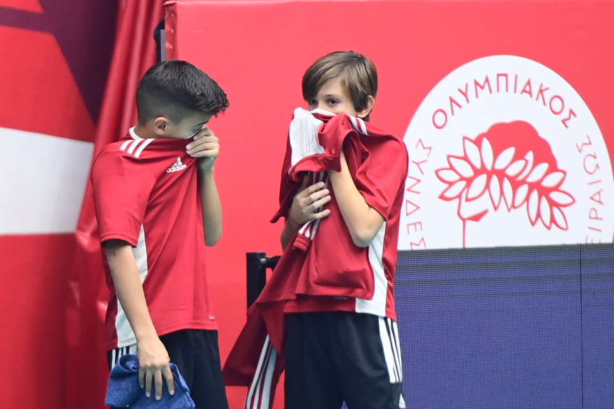 Οι γιατροί δίνουν μάχη για να κρατήσουν ζωντανό τον αστυνομικό που τραυματίστηκε από ναυτική φωτοβολίδα - Παραμένει στο χειρουργείο