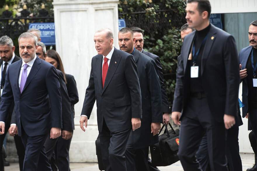 Ξένα ΜΜΕ για επίσκεψη Ερντογάν στην Αθήνα: Νέα σελίδα στις σχέσεις Eλλάδας και Τουρκίας