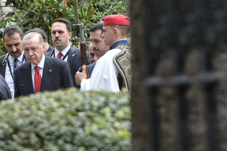 Ξένα ΜΜΕ για επίσκεψη Ερντογάν στην Αθήνα: Νέα σελίδα στις σχέσεις Eλλάδας και Τουρκίας