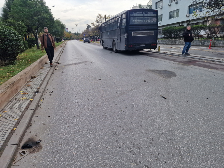 Θεσσαλονίκη: Κουκουλοφόροι επιτέθηκαν με μολότοφ σε διμοιρία των ΜΑΤ - Δείτε φωτογραφίες