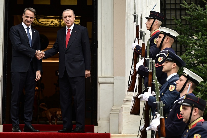 Επίσκεψη Ερντογάν στην Αθήνα: Υπό το βλέμμα του Πίνατ η χειραψία με τον Μητσοτάκη στο Μαξίμου