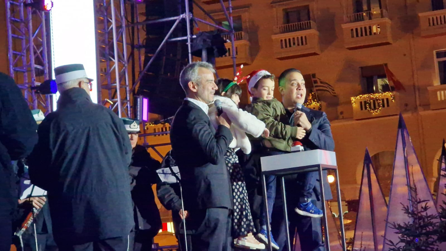 Θεσσαλονίκη: Φωταγωγήθηκε το χριστουγεννιάτικο δέντρο στην Πλατεία Αριστοτέλους