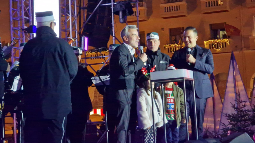 Θεσσαλονίκη: Φωταγωγήθηκε το χριστουγεννιάτικο δέντρο στην Πλατεία Αριστοτέλους