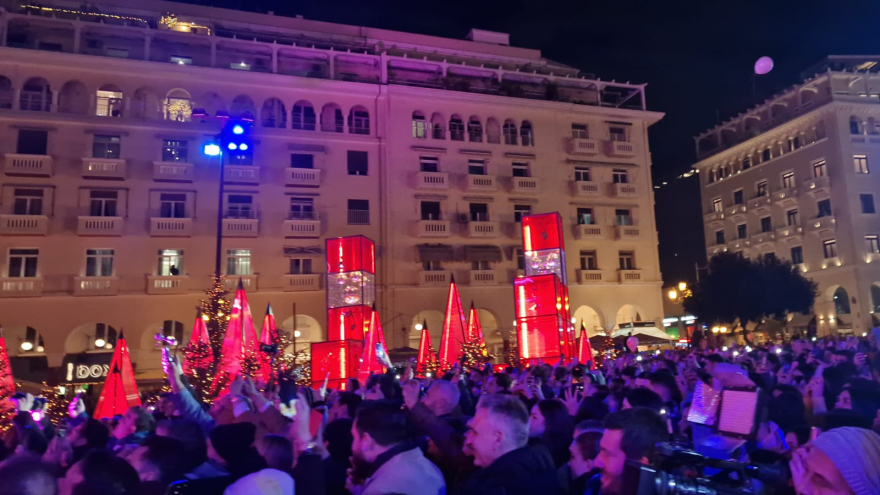 Θεσσαλονίκη: Φωταγωγήθηκε το χριστουγεννιάτικο δέντρο στην Πλατεία Αριστοτέλους