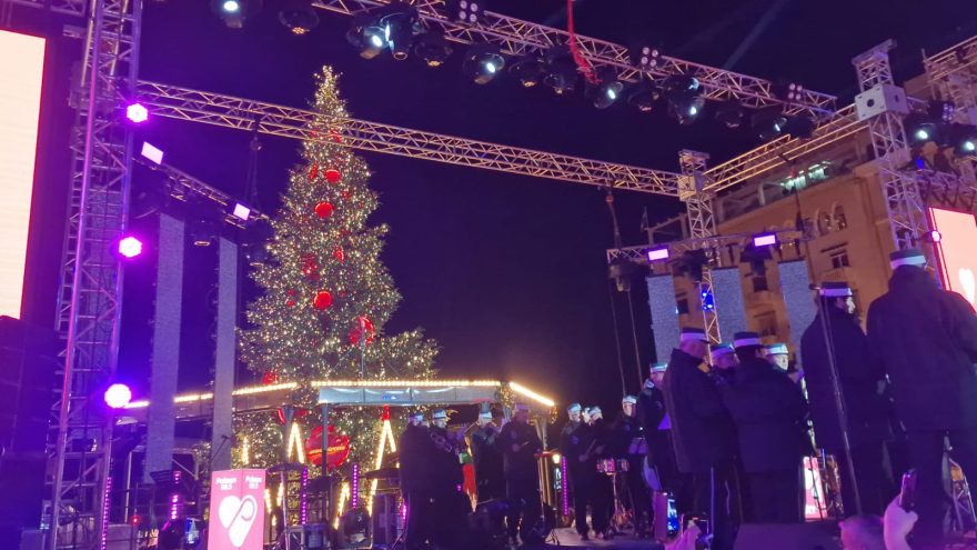 Θεσσαλονίκη: Φωταγωγήθηκε το χριστουγεννιάτικο δέντρο στην Πλατεία Αριστοτέλους