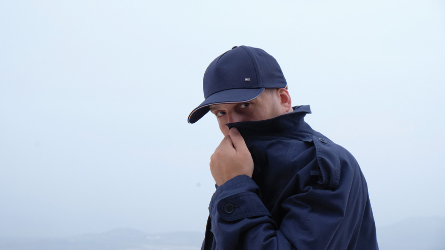 Χάρης Βεραμόν: Δημιουργός της documentary σειράς «Ίχνη στο σκοτάδι»