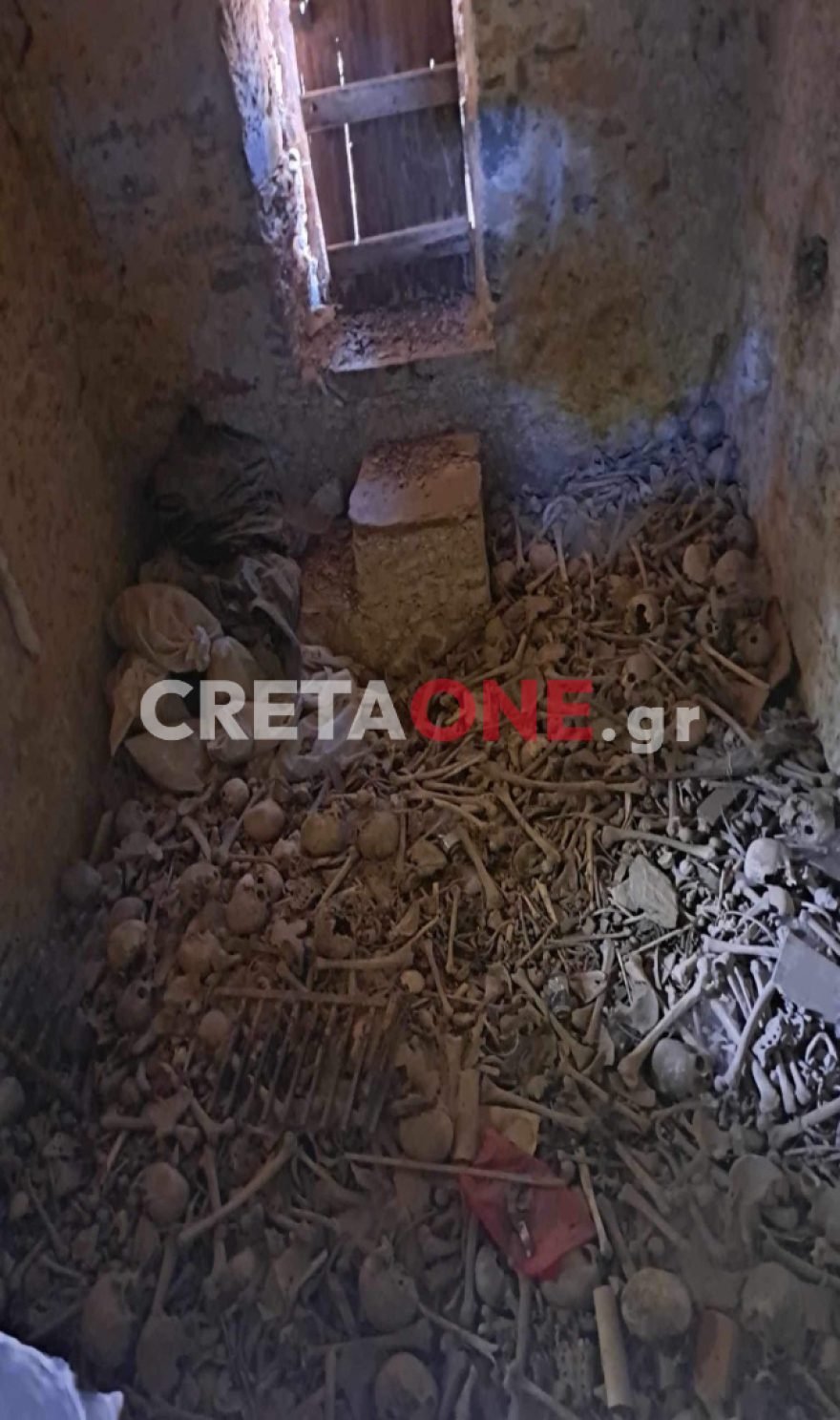 Ηράκλειο: Αδιανόητες εικόνες σε κοιμητήριο - Πεταμένα οστά και κρανία σε κοινή θέα