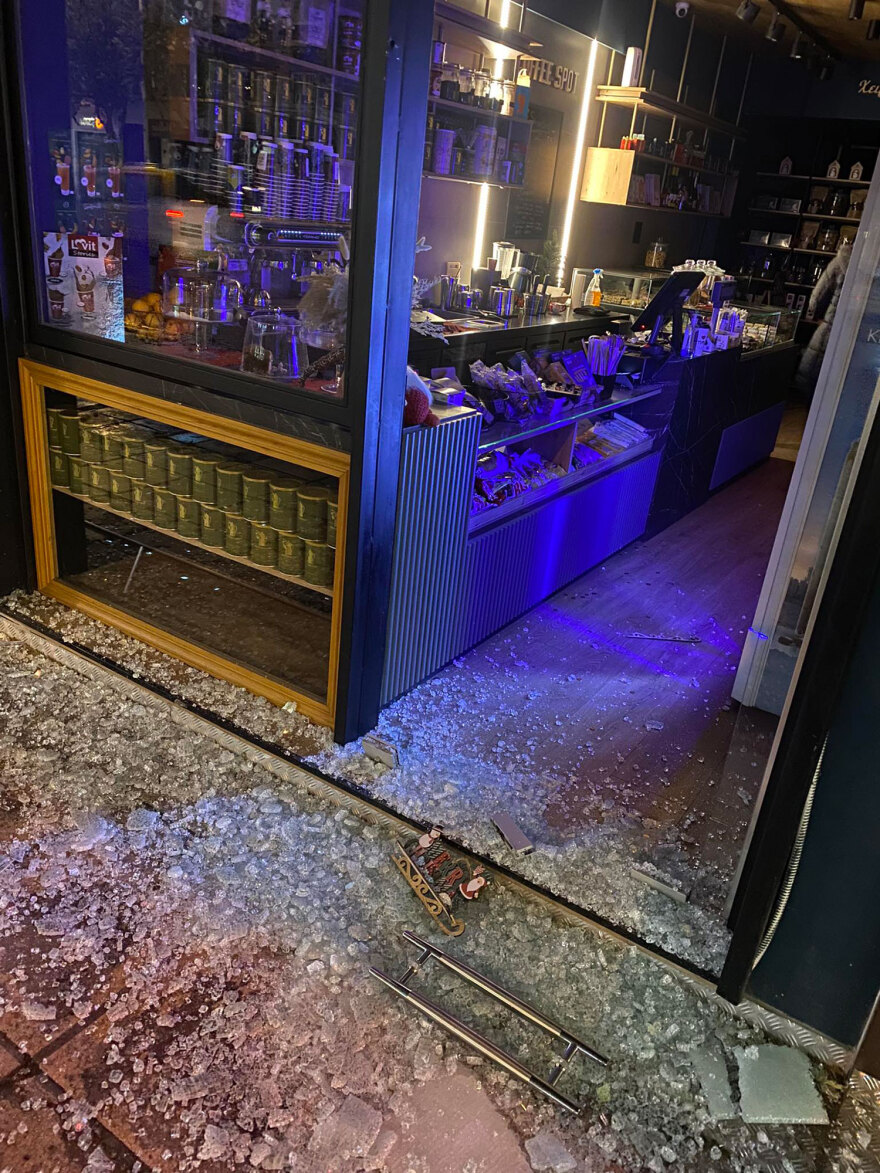 Θεσσαλονίκη: Βίντεο ντοκουμέντο από διάρρηξη καταστήματος - Άρπαξαν... μπισκότα και μπάρες δημητριακών