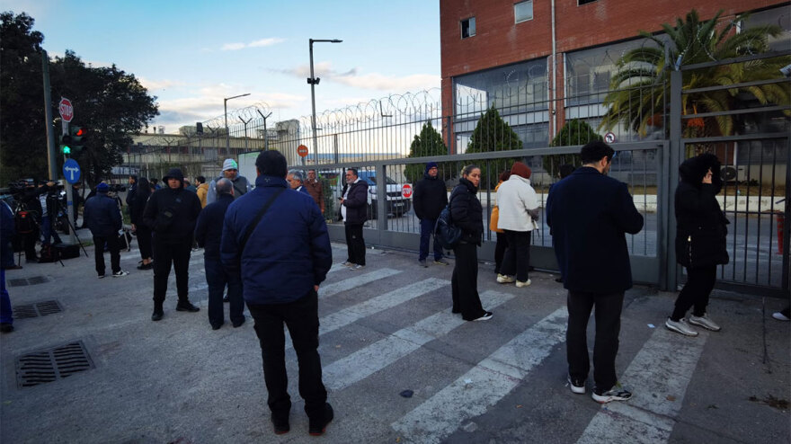 Ισχυρές ενδείξεις ότι στους 424 προσαχθέντες είναι αυτός που τραυμάτισε τον αστυνομικό, λέει η ΕΛΑΣ