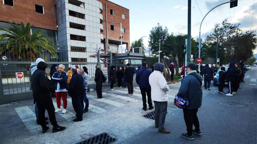 Ισχυρές ενδείξεις ότι στους 424 προσαχθέντες είναι αυτός που τραυμάτισε τον αστυνομικό, λέει η ΕΛΑΣ