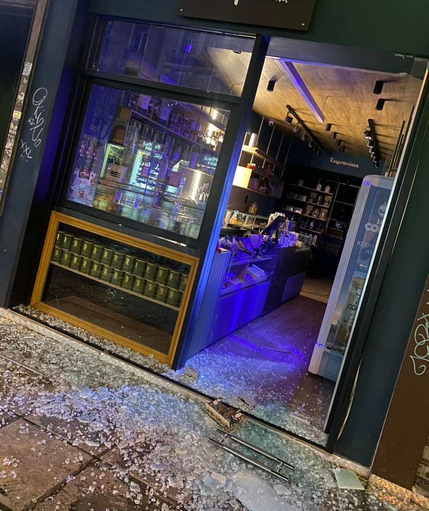 Θεσσαλονίκη: Βίντεο ντοκουμέντο από διάρρηξη καταστήματος - Άρπαξαν... μπισκότα και μπάρες δημητριακών