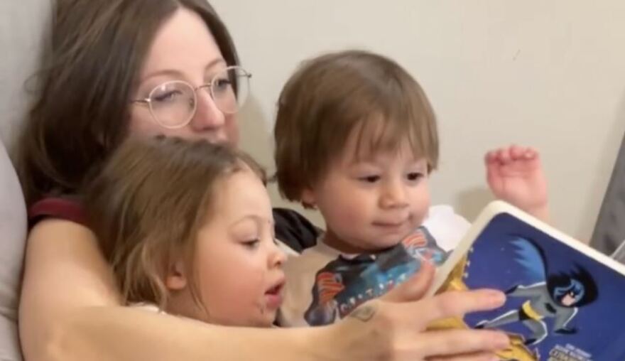 ΗΠΑ: Δραματική διάσωση μητέρας που παρασύρθηκε με τα παιδιά της - 20 μαθητές σήκωσαν το αυτοκίνητο στον αέρα