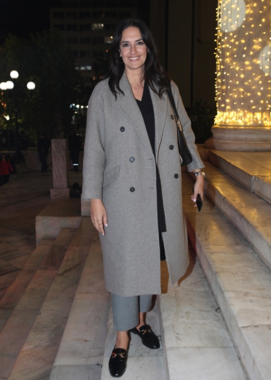 Πειραιάς: Με τη Ρούλα Κορομηλά και τον Πάνο Κιάμο η φωταγώγηση του χριστουγεννιάτικου δέντρου