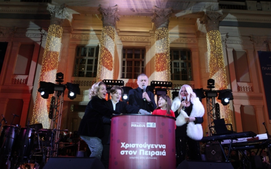 Πειραιάς: Με τη Ρούλα Κορομηλά και τον Πάνο Κιάμο η φωταγώγηση του χριστουγεννιάτικου δέντρου