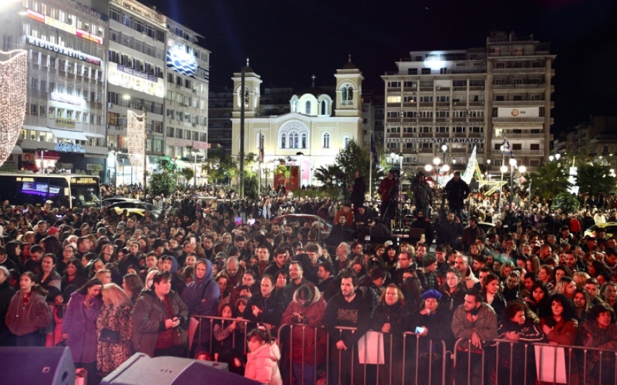 Πειραιάς: Με τη Ρούλα Κορομηλά και τον Πάνο Κιάμο η φωταγώγηση του χριστουγεννιάτικου δέντρου