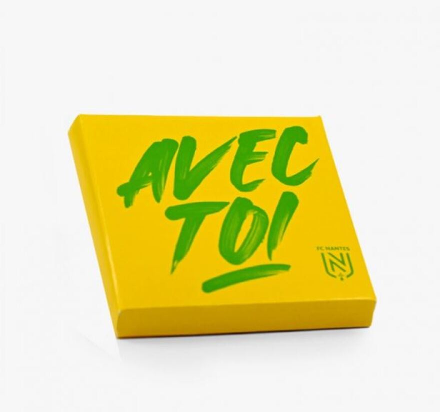 Ναντ: Πουλάει προφυλακτικά στα χρώματα της ομάδας στη μπουτίκ της - «Μαζί σου» είναι το σλόγκαν πάνω στο κουτί 