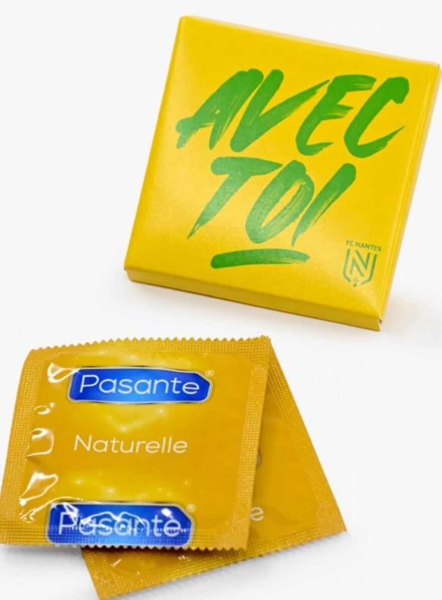 Ναντ: Πουλάει προφυλακτικά στα χρώματα της ομάδας στη μπουτίκ της - «Μαζί σου» είναι το σλόγκαν πάνω στο κουτί 