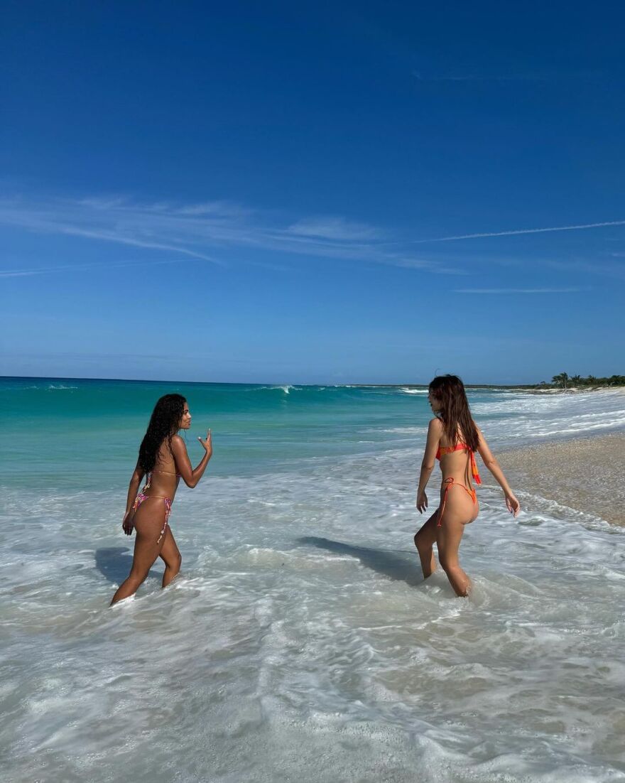 Έμιλι Ραταϊκόφσκι και Τίνα Κουνάκεϊ: Δείχνουν τα καλλίγραμμα σώματά τους στην παραλία - Δείτε φωτογραφίες