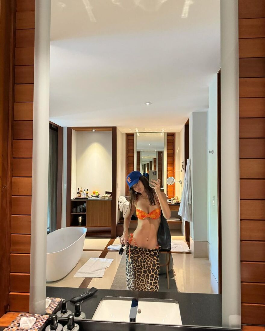 Έμιλι Ραταϊκόφσκι και Τίνα Κουνάκεϊ: Δείχνουν τα καλλίγραμμα σώματά τους στην παραλία - Δείτε φωτογραφίες