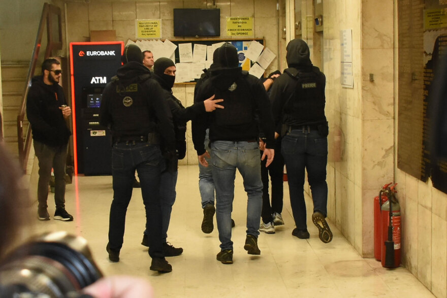 Ρέντη - Μητέρα 18χρονου: Την έριξε τη φωτοβολίδα αλλά αυτή που χτύπησε τον αστυνομικό μπορεί να είναι από άλλον