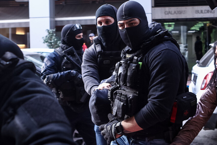 Ρέντη - Μητέρα 18χρονου: Την έριξε τη φωτοβολίδα αλλά αυτή που χτύπησε τον αστυνομικό μπορεί να είναι από άλλον