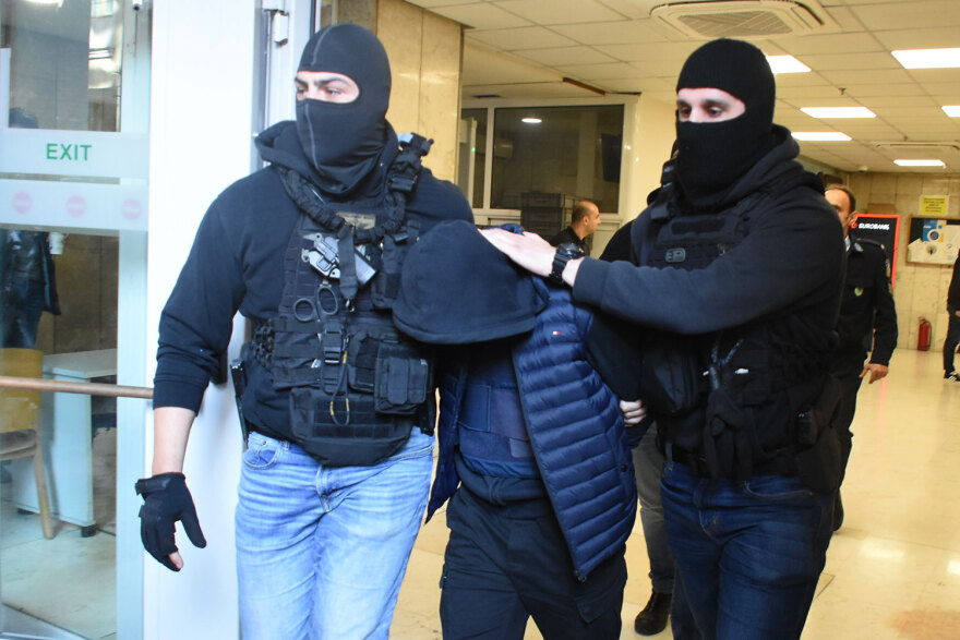 Ρέντη - Μητέρα 18χρονου: Την έριξε τη φωτοβολίδα αλλά αυτή που χτύπησε τον αστυνομικό μπορεί να είναι από άλλον