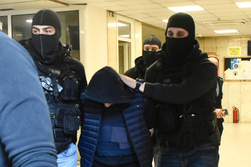 Ρέντη - Μητέρα 18χρονου: Την έριξε τη φωτοβολίδα αλλά αυτή που χτύπησε τον αστυνομικό μπορεί να είναι από άλλον