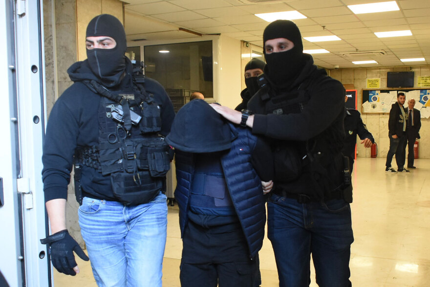 Ρέντη - Μητέρα 18χρονου: Την έριξε τη φωτοβολίδα αλλά αυτή που χτύπησε τον αστυνομικό μπορεί να είναι από άλλον