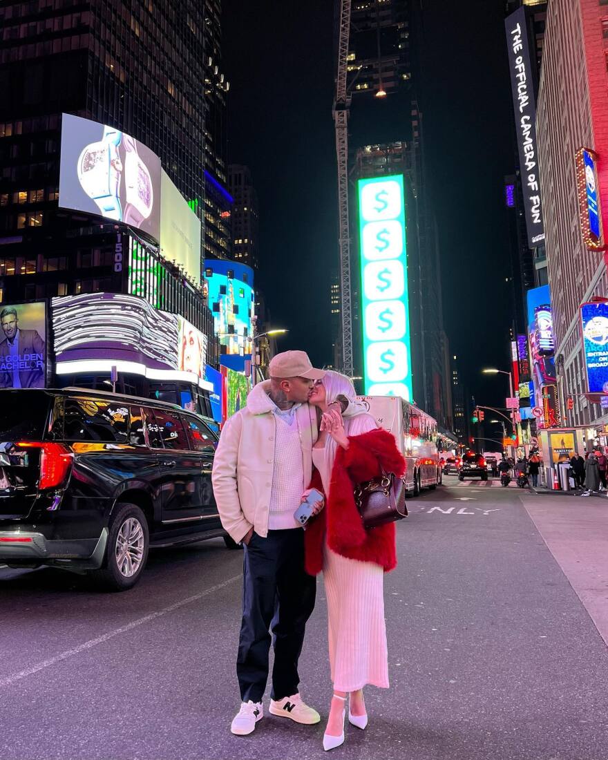 Light: «Έλουσε» με λουλούδια τη σύντροφό του στην ονομαστική της γιορτή - Δείτε το βίντεο