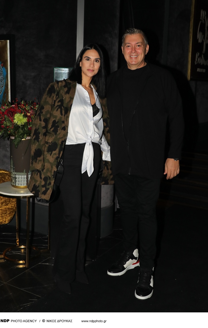 Νίκος Μακρόπουλος: Η σπάνια δημόσια εμφάνιση του τραγουδιστή με τη σύντροφό του