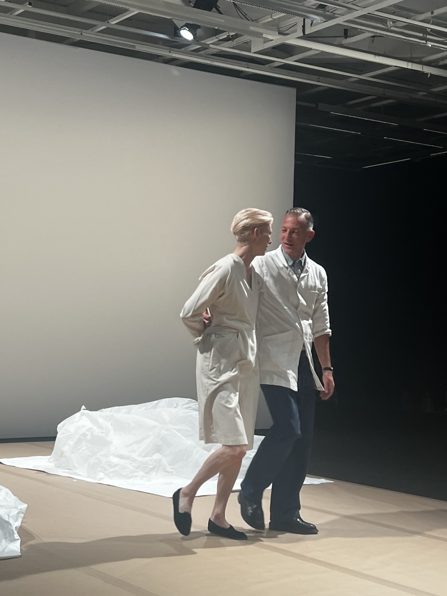 Ενσαρκώνοντας τον Παζολίνι: Είδαμε πρώτοι την περφόρμανς της Τίλντα Σουίντον