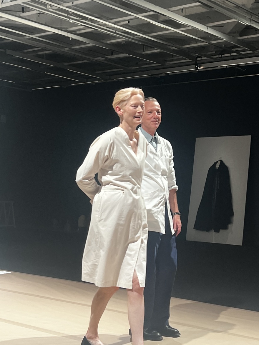 Ενσαρκώνοντας τον Παζολίνι: Είδαμε πρώτοι την περφόρμανς της Τίλντα Σουίντον