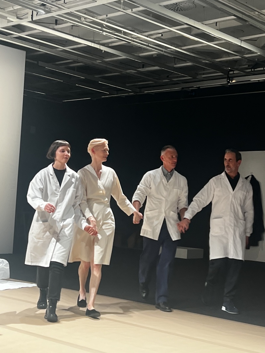 Ενσαρκώνοντας τον Παζολίνι: Είδαμε πρώτοι την περφόρμανς της Τίλντα Σουίντον