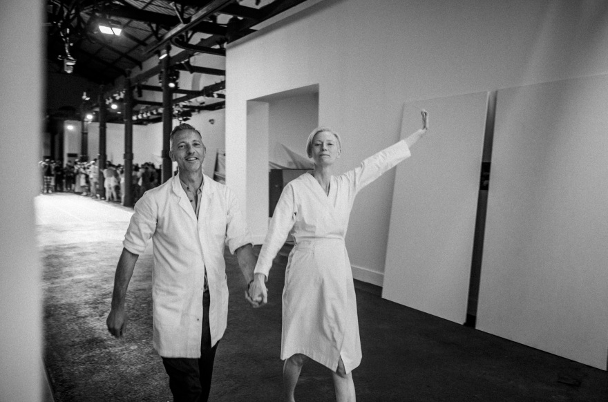 Ενσαρκώνοντας τον Παζολίνι: Είδαμε πρώτοι την περφόρμανς της Τίλντα Σουίντον