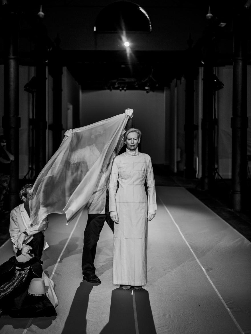 Ενσαρκώνοντας τον Παζολίνι: Είδαμε πρώτοι την περφόρμανς της Τίλντα Σουίντον