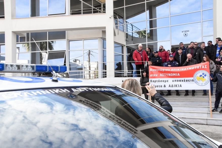 Συγκεντρώσεις διαμαρτυρίας αστυνομικών σε Αθήνα και άλλες πόλεις για τον 31χρονο συνάδελφό τους - Βίντεο και φωτογραφίες