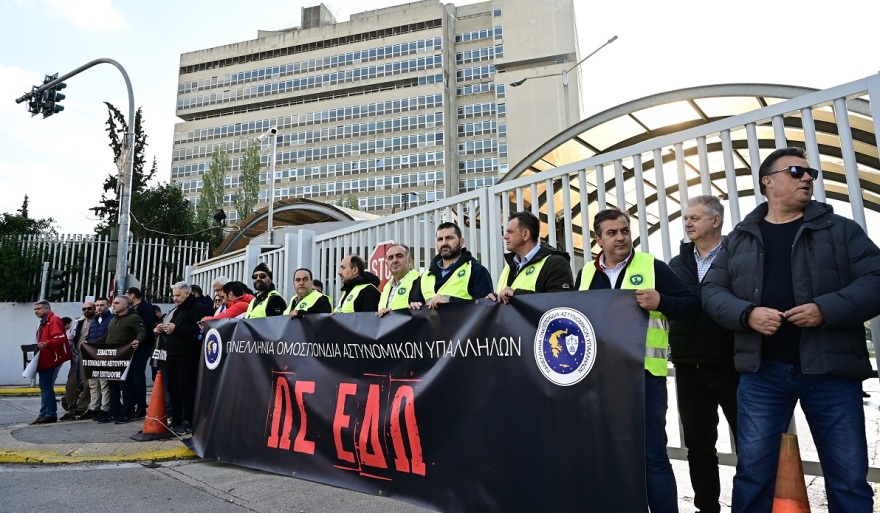 Συγκεντρώσεις διαμαρτυρίας αστυνομικών σε Αθήνα και άλλες πόλεις για τον 31χρονο συνάδελφό τους - Βίντεο και φωτογραφίες