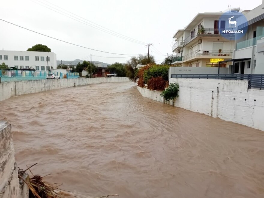 Καιρός: Η κακοκαιρία «χτυπά» τη Ρόδο - Ποτάμια οι δρόμοι από την έντονη βροχή 
