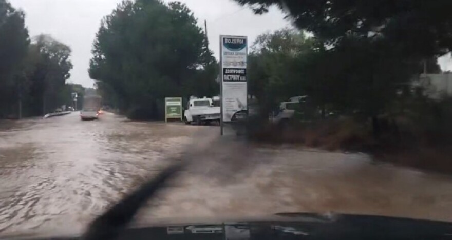 Καιρός: Η κακοκαιρία «χτυπά» τη Ρόδο - Ποτάμια οι δρόμοι από την έντονη βροχή 