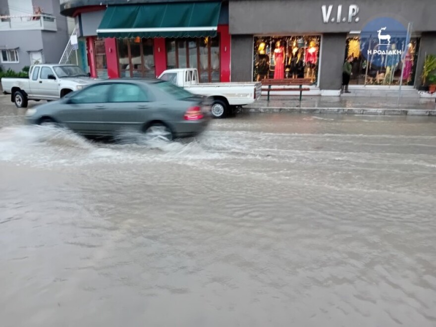 Καιρός: Η κακοκαιρία «χτυπά» τη Ρόδο - Ποτάμια οι δρόμοι από την έντονη βροχή 