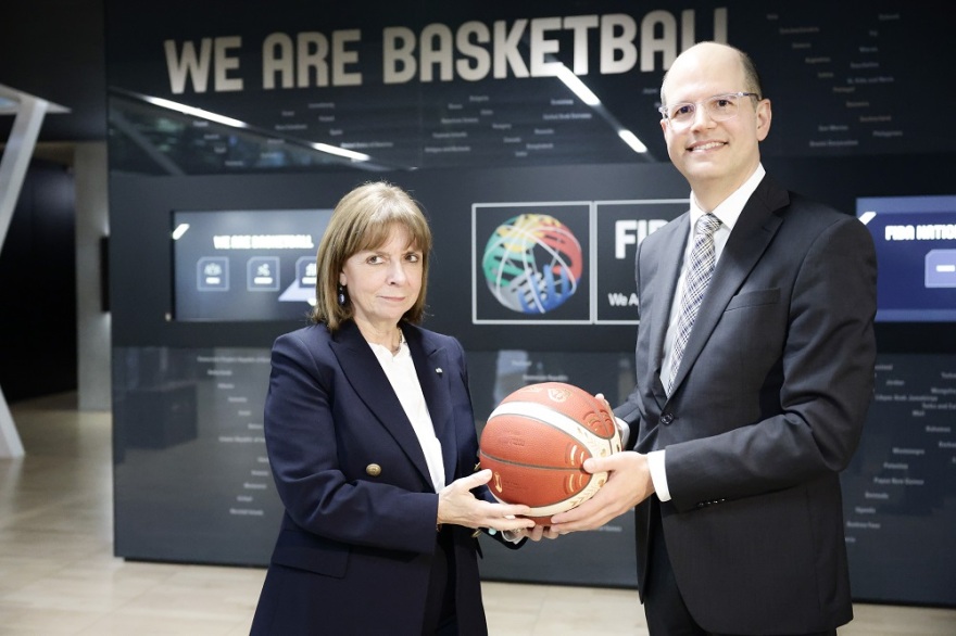 Σακελλαροπούλου: Στην έδρα της ΔΟΕ στη Λωζάνη - Συναντήθηκε με τον Τόμας Μπαχ