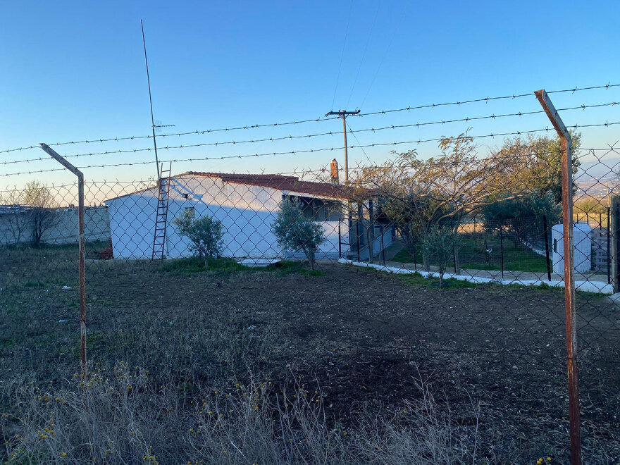 Θεσσαλονίκη: Δεν ήταν επιθετικά, άνοιξαν μια τρύπα και βγήκαν, λέει ο ιδιοκτήτης των σκύλων που σκότωσαν την 50χρονη