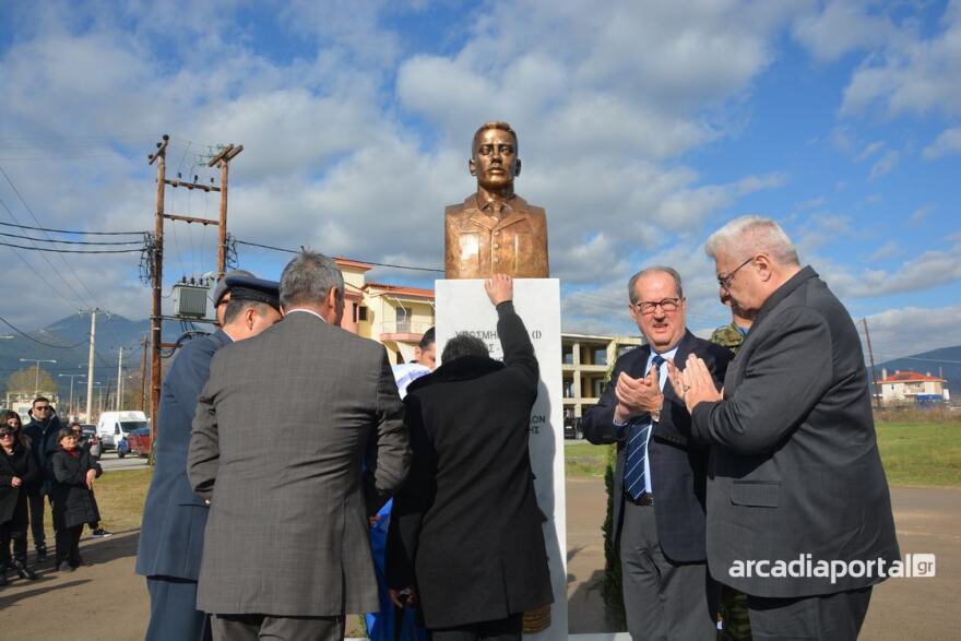 Τρίπολη: Σε κλίμα συγκίνησης τα αποκαλυπτήρια της προτομής του αδικοχαμένου πιλότου Μάριου Τουρούτσικα