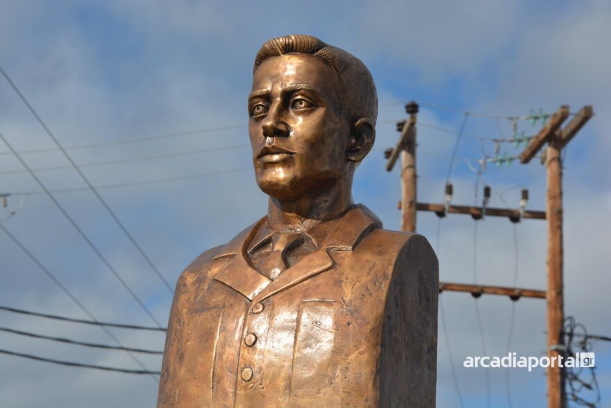 Τρίπολη: Σε κλίμα συγκίνησης τα αποκαλυπτήρια της προτομής του αδικοχαμένου πιλότου Μάριου Τουρούτσικα