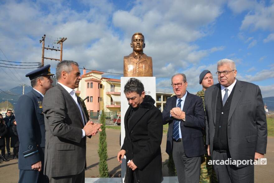 Τρίπολη: Σε κλίμα συγκίνησης τα αποκαλυπτήρια της προτομής του αδικοχαμένου πιλότου Μάριου Τουρούτσικα
