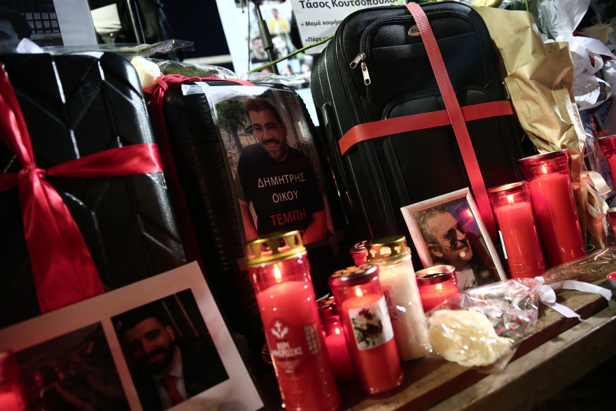 Συγκέντρωση στο Σύνταγμα για τη σιδηροδρομική τραγωδία στα Τέμπη - Δείτε φωτογραφίες