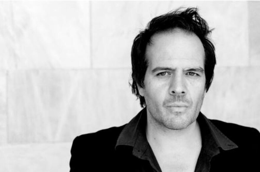 «Ο κανίβαλος που έφαγε έναν Ρουμάνο» στο θέατρο Μικρός Κεραμεικός