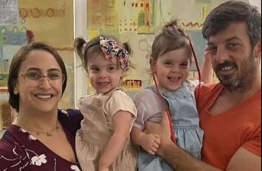 Ισραηλινή μητέρα με 3χρονα δίδυμα περιγράφει τη φρίκη της αιχμαλωσίας στη Γάζα: «Είναι ρωσική ρουλέτα»